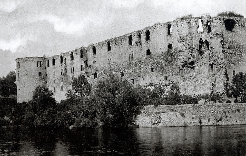 A symbol of the romanticism of the Saale for 350 years: the ruined west wing rises above the river, photographed c. 1950 | Photograph: Kulturstiftung Sachsen Anhalt – Moritzburg Art Museum, Halle an der Saale, archive