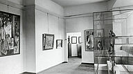 Ausstellungsraum im Kuppelsaal der Moritzburg mit der Sammlungspräsentation von Gerhard Händler mit Werken von Albert Gleizes: „Fischerboote“ (1913, 1948 Leihgabe von Ferdinand Möller, heute: Tel Aviv Museum of Art), Emile Othon Friesz (? – 1948 Leihgabe von Felix Weise), Raoul Dufy (? – 1948 Leihgabe von Felix Weise), Wilhelm Lehmbruck: „Kleiner weiblicher Torso“ (1910/11), Oskar Moll: „Weiblicher Akt (Akt mit Anemone)“ (1936), in der Vitrine Bronzearbeiten von Aristide Maillol („Kniendes junges Mädchen“, um 1900), Gustav Seitz („Hockende II“, 1947), George Minne („Der kleine Verwundete“, 1896) sowie Terrakotta-Arbeiten von Moissey Kogan, Aufnahme Oktober 1948, Foto: Kulturstiftung Sachsen-Anhalt