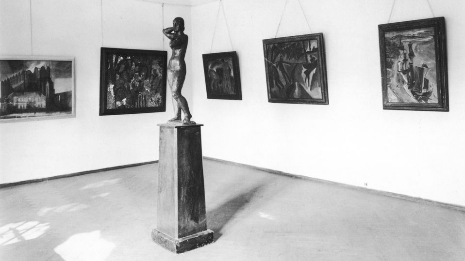 Exhibition room with works by Lyonel Feininger, Karl Schmidt-Rottluff, Max Pechstein and Gerhard Marcks, 1948 | Photograph: Kulturstiftung Sachsen-Anhalt – Moritzburg Art Museum, Halle an der Saale, archive | © VG Bild-Kunst