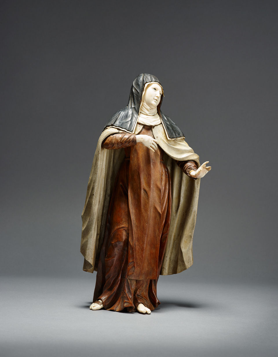 Unbekannt, Deutsch: Nonne (Teresa von Avila?), Mitte 18. Jh., Buchsbaumholz, bemalt, Elfenbein, Augen mit Glas eingelegt, 38 x 17 x 19 cm, Foto: Punctum/Bertram Kober 