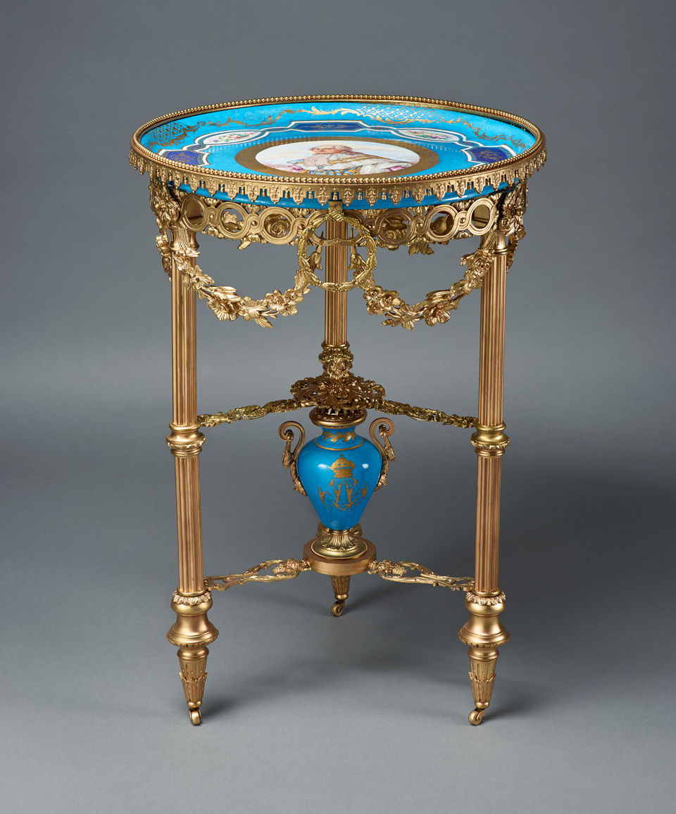 Manufacture royale de porcelaine de Sèvres: Ziertisch, 1764–93 , Porzellan, weiß, glasiert, Aufglasurdekor, Bronze, 76 cm, Foto: Punctum/Bertram Kober 