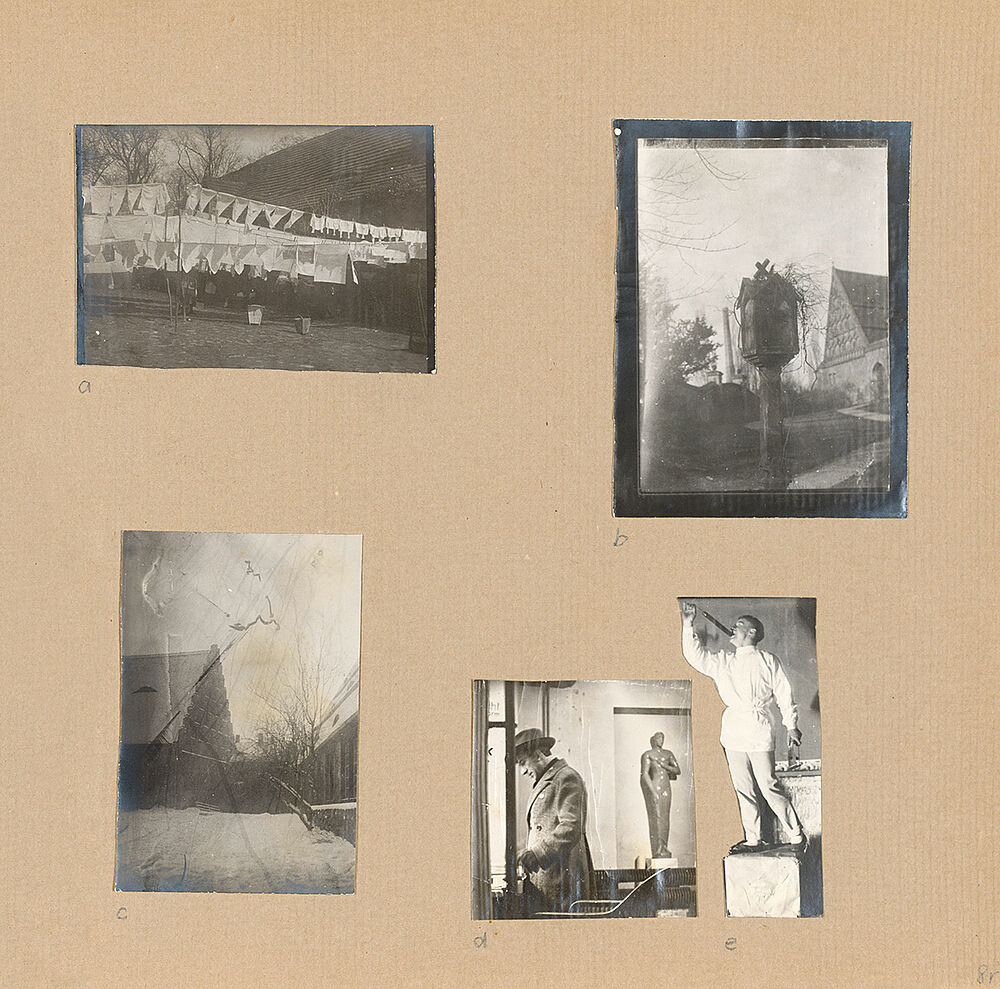 Gerda Leo, fünf Fotografien aus dem Fotoalbum Nr. 1, S. 8, (Wäscheleine, Vorhof der Burg, Burghof im Winter, Mann und Statue, Posierender Burgstudent), 1926