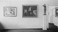 Ausstellungsraum im Wehrgang des Südflügels der Moritzburg mit der Sammlungspräsentation von Gerhard Händler mit Werken von Alexander Camaro („Liegendes Mädchen“, 1946; „Am Morgen“, 1947) und Hermann Blumenthal („Jüngling“, 1929/30), Aufnahme Oktober 1948, Foto: Privatbesitz © VG Bild-Kunst, Bonn 2023