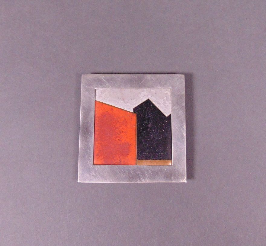 Helmut Senf: Brosche, 2012, Silber 925/000, Emaille, geschliffen, gelötet, Stege-emailliert, 1 x 6,5 x 6,6 cm, Kulturstiftung Sachsen-Anhalt, Kunstmuseum Moritzburg Halle (Saale), Foto: Kulturstiftung Sachsen-Anhalt, Mandy Wiesner © Helmut Senf