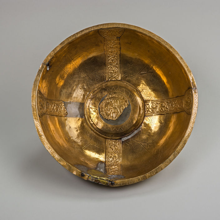 Vermutlich Magdeburger Werkstatt: Hallesche Ottoschale, um 1200, Bronze, getrieben, geschliffen, poliert, DM 31 cm, Foto: Punctum/Peter Franke