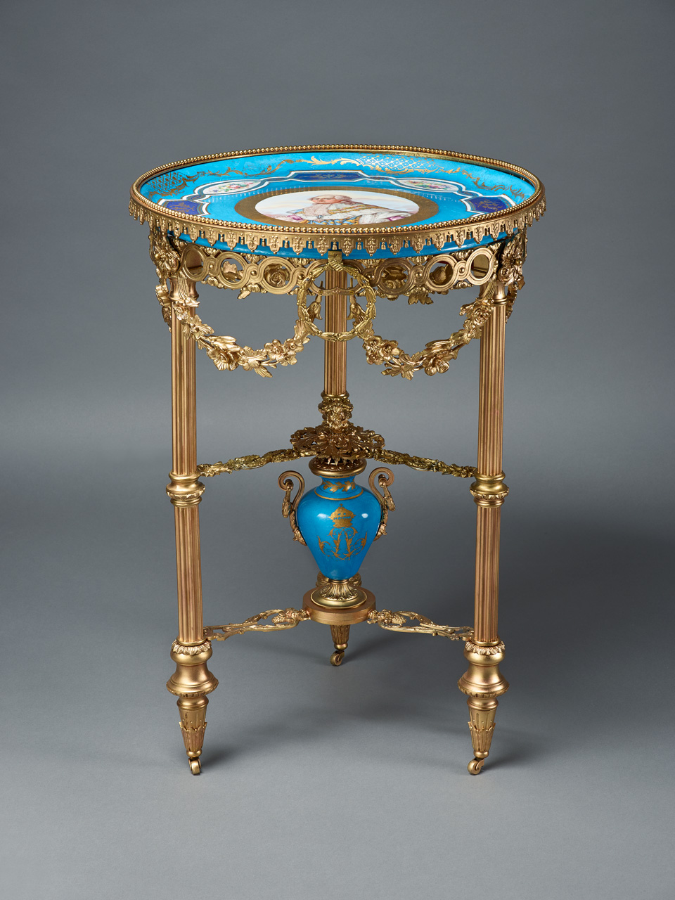 Manufacture royale de porcelaine de Sèvres: Ziertisch, 1764–93 , Porzellan, weiß, glasiert, Aufglasurdekor, Bronze, 76 cm, Foto: Punctum/Bertram Kober 