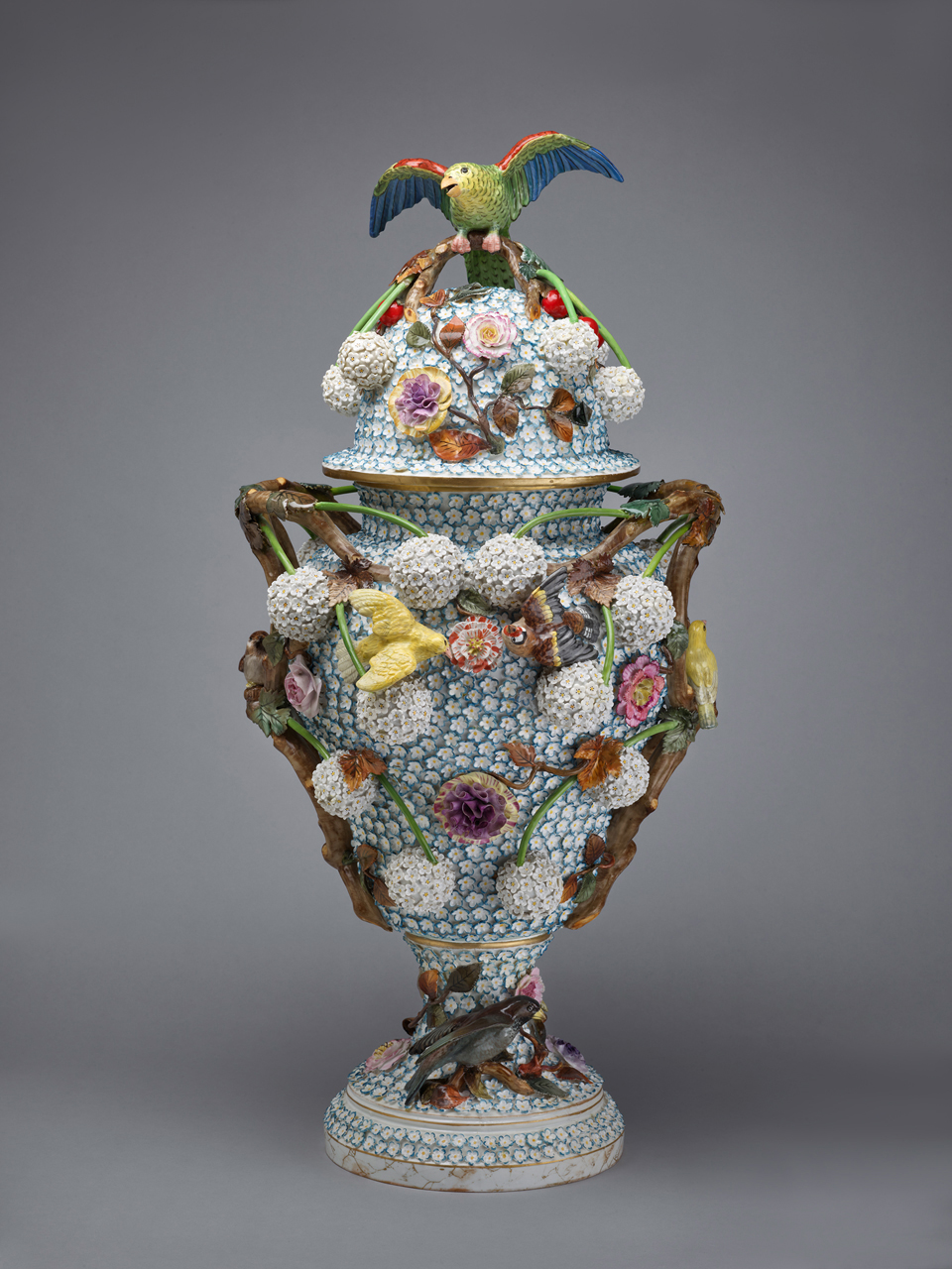 Johann Joachim Kändler (Entwurf) / A.M. Miklaschewskij (Werkstatt), vermutlich: Schneeballvase, vermutlich Mitte 19. Jahrhundert, Foto: Punctum/Bertram Kober
