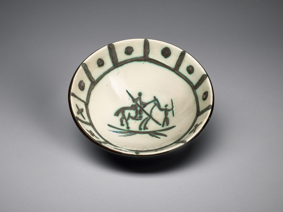Pablo Picasso: Picador, 1954, Ton, Dekor mit Engobe, Glasuren, Höhe 6,5 cm, Durchmesser 17,7 cm, Kulturstiftung Sachsen-Anhalt, Kunstmuseum Moritzburg Halle (Saale), Foto: Punctum/Bertram Kober © Succession Picasso/ VG Bild-Kunst, Bonn 2023 Pablo Picasso: Picador, 1954, Ton, Dekor mit Engobe, Glasuren, Höhe 6,5 cm, Durchmesser 17,7 cm, Kulturstiftung Sachsen-Anhalt, Kunstmuseum Moritzburg Halle (Saale), Foto: Punctum/Bertram Kober © Succession Picasso/ VG Bild-Kunst, Bonn 2023