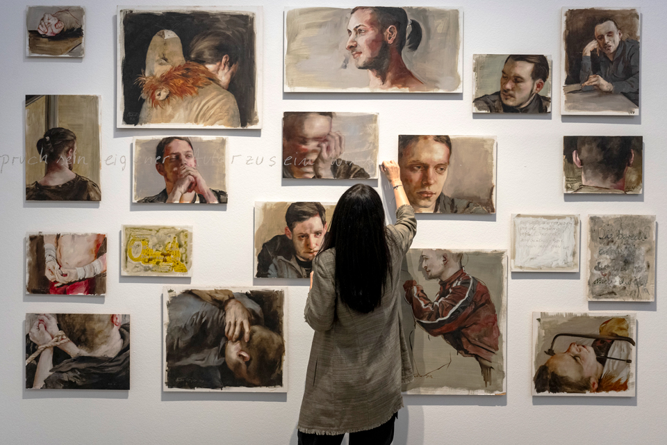Die Künstlerin Sandra del Pilar während einer Performance zu ihrem Werk „Anderwelt“, 2024, Foto: Falk Wenzel © Sandra del Pilar Die Künstlerin Sandra del Pilar während einer Performance zu ihrem Werk „Anderwelt“, 2024, Foto: Falk Wenzel © Sandra del Pilar