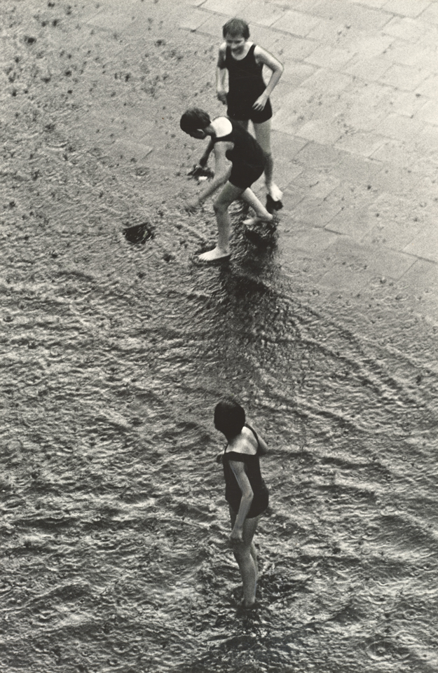 Christian Borchert: Straßenszene, aus der Serie „Gewitterguss“, 1971, Kulturstiftung Sachsen-Anhalt, Kunstmuseum Moritzburg Halle (Saale), Foto: Kulturstiftung Sachsen-Anhalt © Deutsche Fotothek / Borchert, Christian Christian Borchert: Straßenszene, aus der Serie „Gewitterguss“, 1971, Kulturstiftung Sachsen-Anhalt, Kunstmuseum Moritzburg Halle (Saale), Foto: Kulturstiftung Sachsen-Anhalt © Deutsche Fotothek / Borchert, Christian