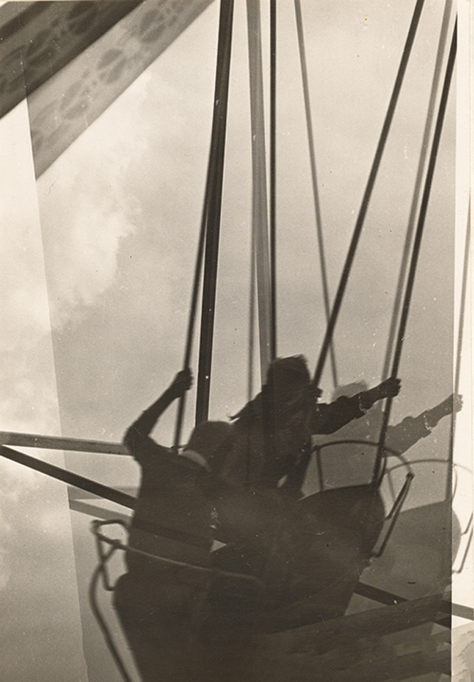 Annemarie Giegold-Schilling: Ohne Titel (Flugschaukel II), um 1940, Silbergelatine, 110 x 80 mm, Kulturstiftung Sachsen-Anhalt, Kunstmuseum Moritzburg Halle (Saale), Foto: Kulturstiftung Sachsen-Anhalt © Nachlass Annemarie Giegold-Schilling Annemarie Giegold-Schilling: Ohne Titel (Flugschaukel II), um 1940, Silbergelatine, 110 x 80 mm, Kulturstiftung Sachsen-Anhalt, Kunstmuseum Moritzburg Halle (Saale), Foto: Kulturstiftung Sachsen-Anhalt © Nachlass Annemarie Giegold-Schilling